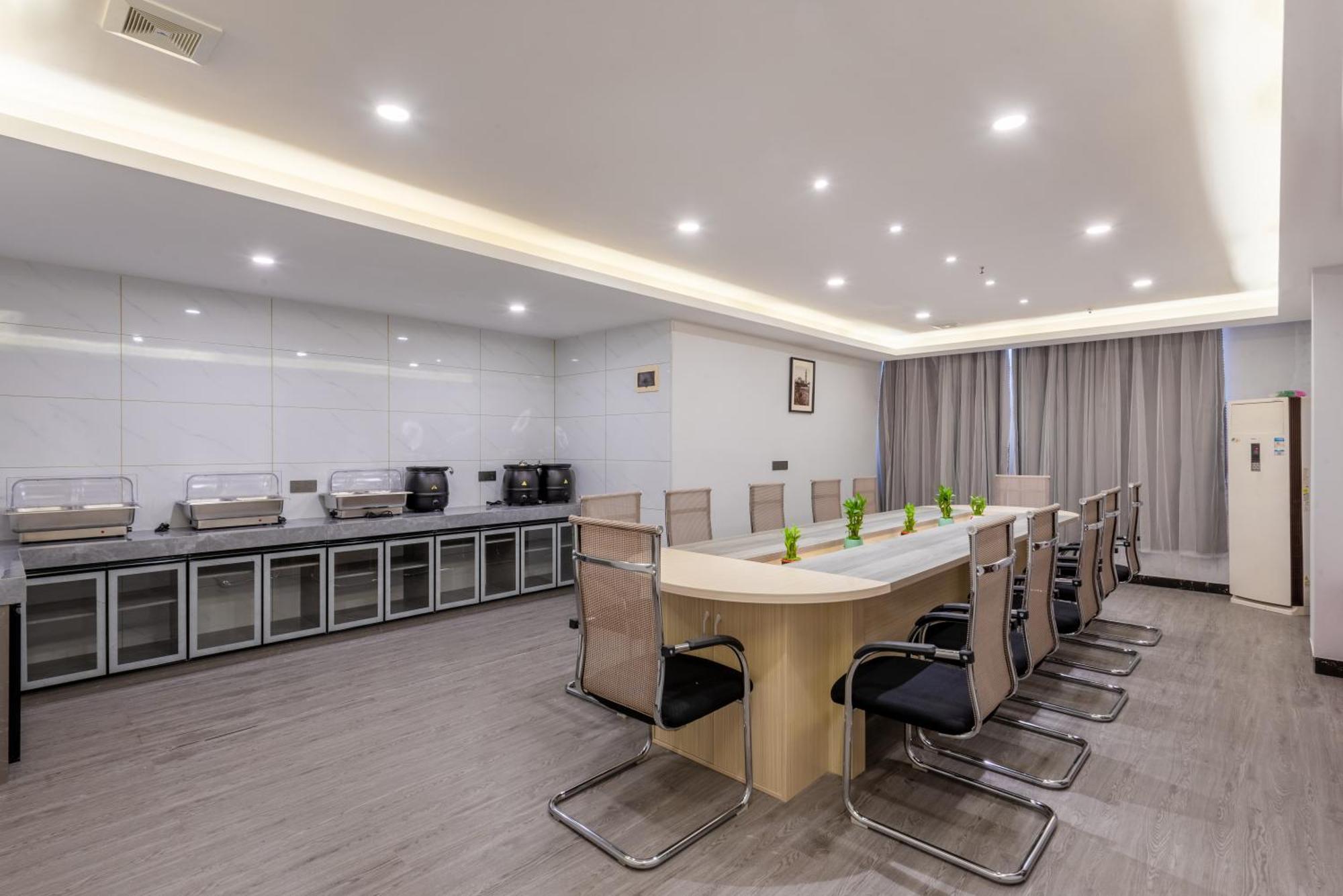 Huahang Hotel - Guangzhou Baiyun International Airport - Free Airport Shuttle Bus Екстериор снимка