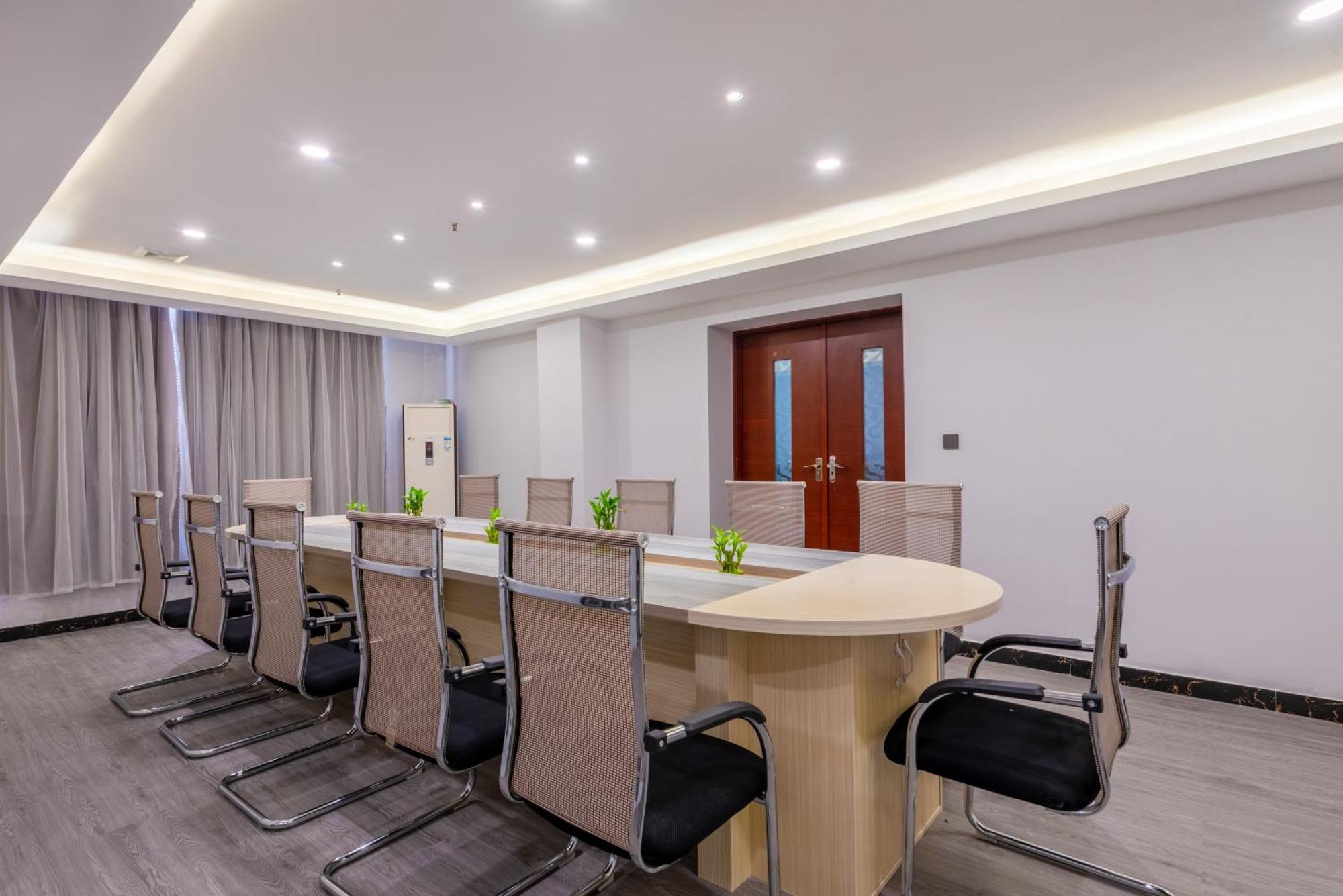 Huahang Hotel - Guangzhou Baiyun International Airport - Free Airport Shuttle Bus Екстериор снимка